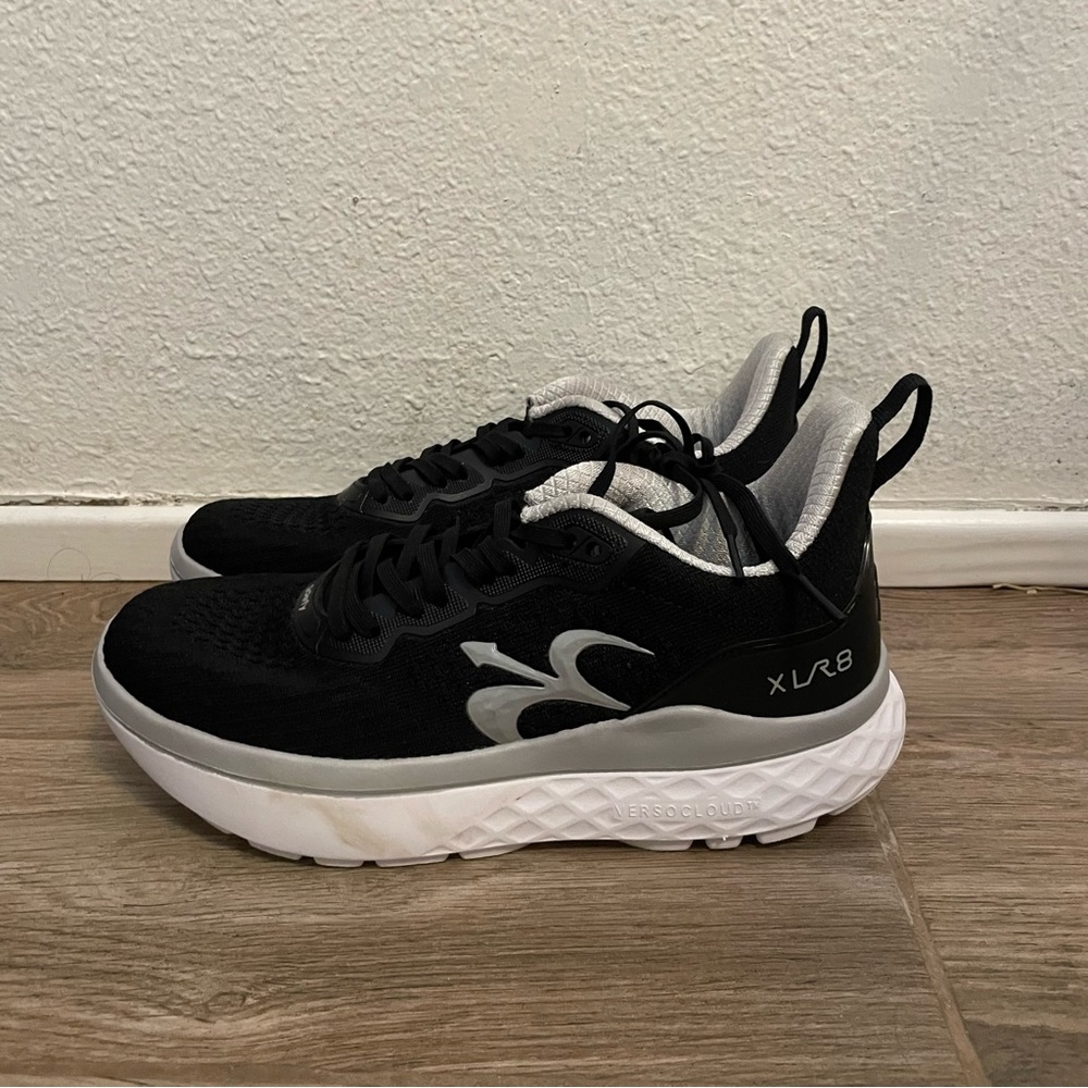 G DEFY XL R8 BLACK AND WHITE RUNNING SHOES